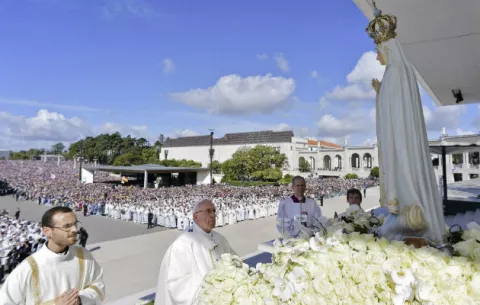 Papa canoniza a dos pastorcitos de Fátima en centenario 