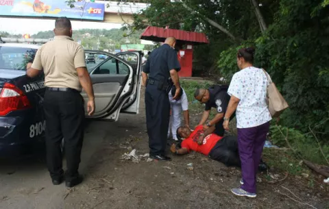 "Pavo" golpea a un pasajero en la cabeza con un tubo de metal 