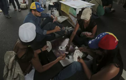 Agentes policiales dispersan concentración opositora en Venezuela