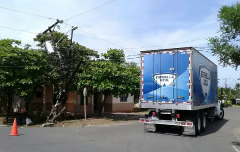 Camión tumba poste y dejó a chitreanos sin luz