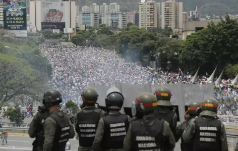 Manifestantes respondieron con cócteles "puputov"