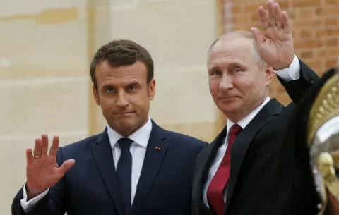 Macron dice ante Putin que responderá al uso de armas químicas en Siria