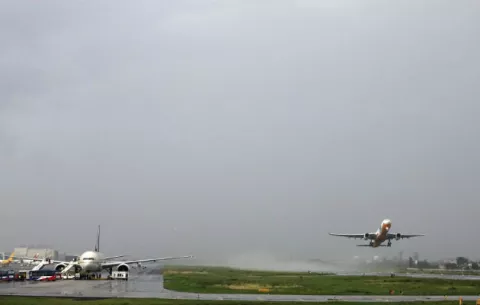 Pasajeros de avión enfrentan un riesgo cada vez mayor de radiación espacial