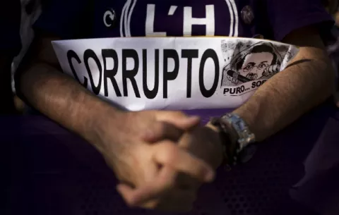 Miles de personas apoyan en Madrid moción de censura contra Gobierno español
