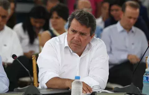 Ministro del MOP pide disculpas por su comentario sobre huecos 
