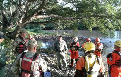 Rescatan a dos mujeres arrastradas por aguas del río San Lorenzo