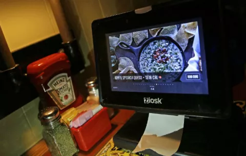 Restaurantes usan tecnología para animarnos a gastar más 