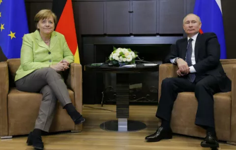 Merkel se reúne con Putin en un intento de mejorar las relaciones