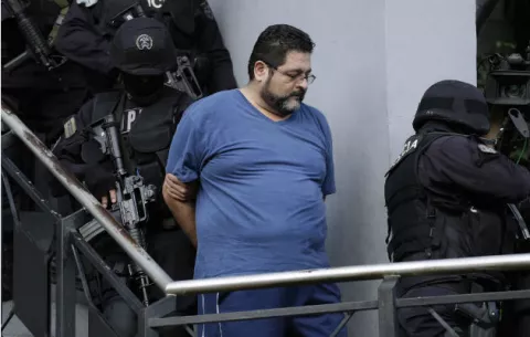 Jefe de prisiones salvadoreñas arrestado por malversación dice ser "inocente"