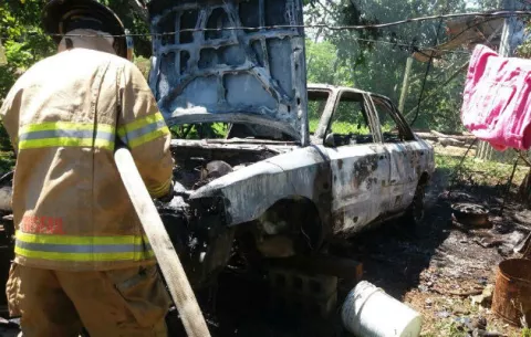 Sofocan incendio de vehículo en El Coco