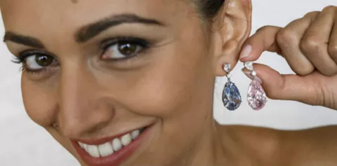 Subastan los pendientes de diamantes más caros del mundo