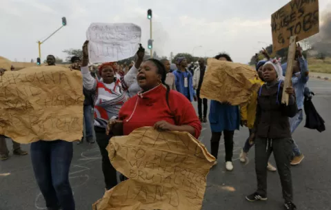 Violentos disturbios en una protesta contra la falta de vivienda en Sudáfrica