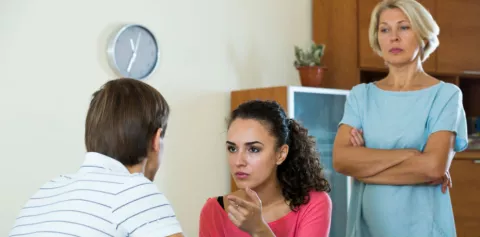 ¿Cómo lidiar con la suegra en una relación?