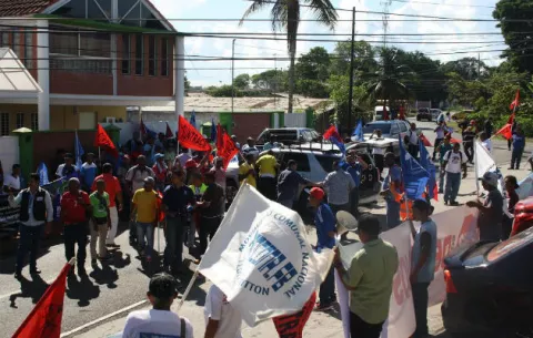 Familias desalojadas arremeten contra Gobierno