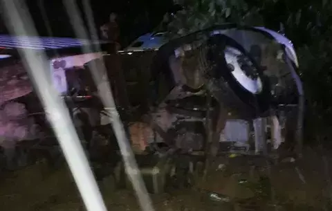 Conductor se salva luego de volcarse mula en Tabasará