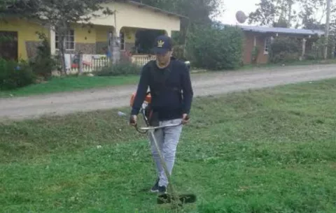 'El Tachi' cumple su condena cortando la grama