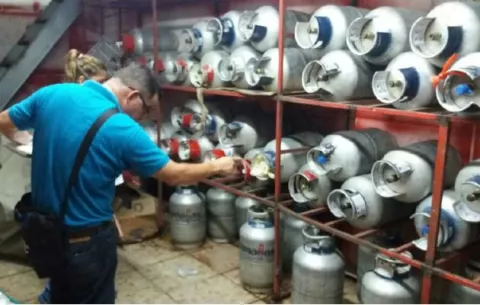 Acodeco investiga 10 locales por supuesto trasiego de tanque de gas