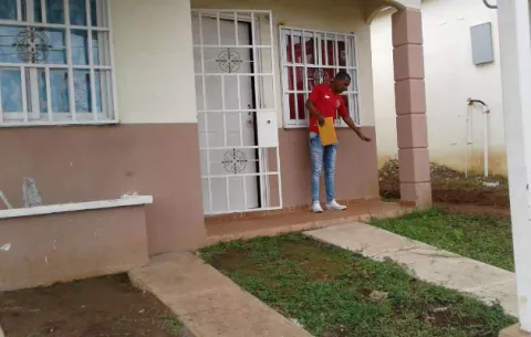 Familia chorrerana teme que casa siga hundiéndose y ocurra desgracia 