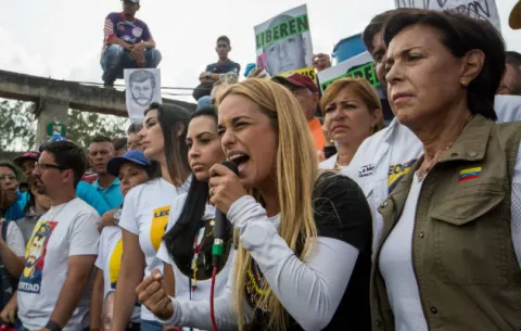 Tintori continúa su protesta frente a la cárcel para ver a Leopoldo López