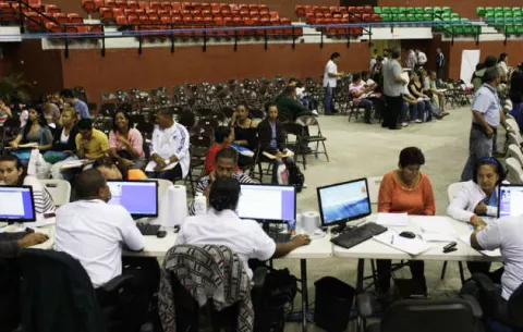 Advierten crisis en emisión de permisos a extranjeros
