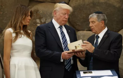 Trump pide en el museo del Holocausto que no se repita "nunca más"
