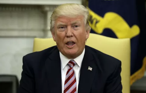 Trump denuncia que medios le tratan peor que a "ningún político en historia"