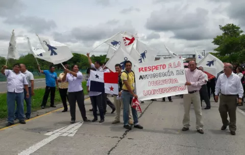Cierran la vía Interamericana exigiendo respeto a la autonomía universitaria 