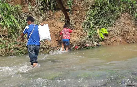 Arriesgan sus vidas por falta de puente colgante 