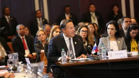 La mesa está servida; Varela gastará 11 mil dólares en vajilla de porcelana