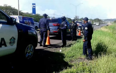 Policía recupera vehículo robado y detiene a uno de los delincuentes