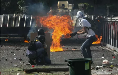 Más de 80 heridos, entre ellos un diputado, en protesta en Caracas