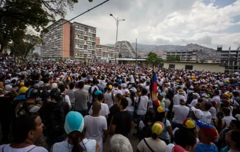 Venezolanos vuelven a marchar en Caracas al cumplirse un mes de protestas 
