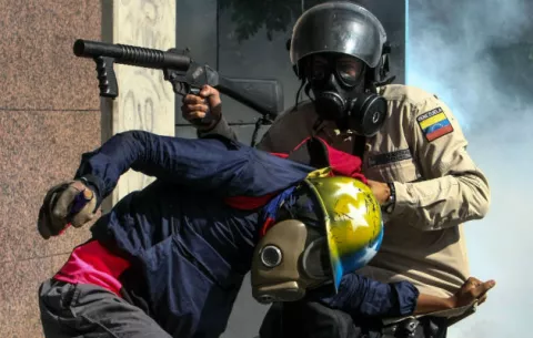Fuerzas de seguridad dispersan con lacrimógenos marcha opositora en Caracas