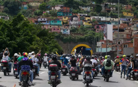 Agentes de seguridad dispersan movilizaciones opositoras en Venezuela
