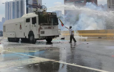 Opositores venezolanos viajan en caravanas como protesta contra el Gobierno