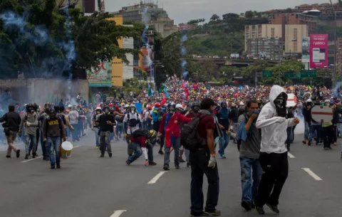 Brutal represión a opositores; aumenta a 35 las muertes en Venezuela