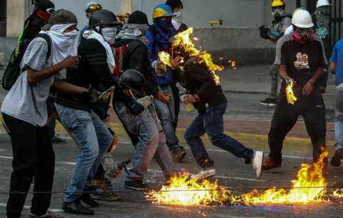 La violencia marca el inicio de la octava semana de protestas en Venezuela