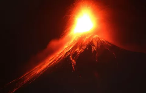 Evacúan 300 personas y suspenden clases por erupción del volcán de Fuego  