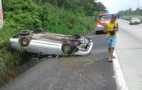 En la vía Centenario, auto queda con las llantas arriba en cuneta