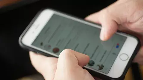 Advierten de estafas por WhatsApp tras caída de la aplicación