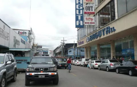 Secuestran a un trabajador y roban un contenedor en Colón