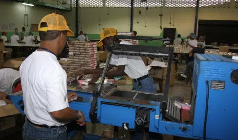 Gobierno se empeña  en apoyar solo a sector servicio 