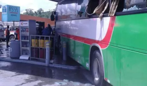 Mujer muere calcinada en choque de bus en Cativá