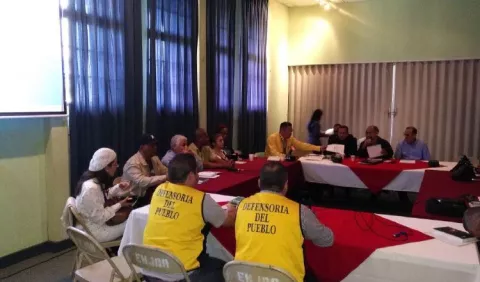 Ministra deja a docentes plantados