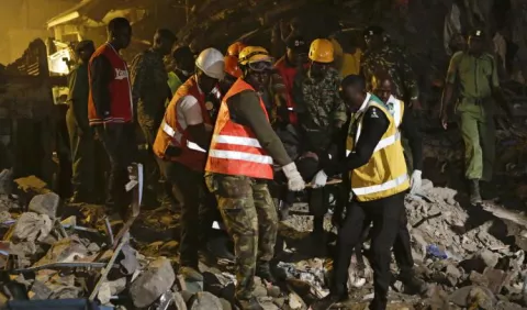 Diez desaparecidos al colapsar  edificio en Kenia