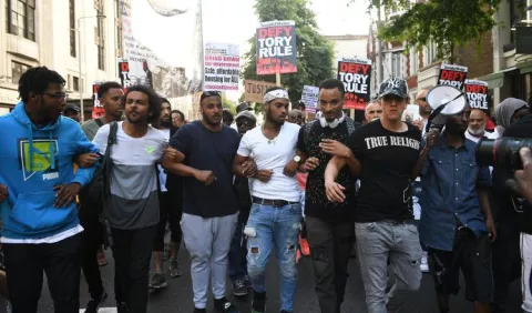 Crecen las protestas, tras fuego en Londres