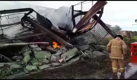 Se queman depósitos de vieja bananera