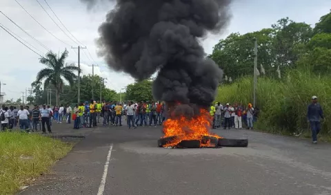 Obreros exigen trabajo en puerto de Coco Solo