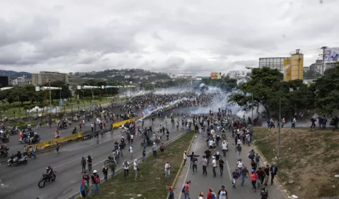 Oposición pide a FFAA defender al pueblo en una  base de Caracas