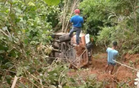 Representante sufre accidente tras volcarse y caer en un precipicio